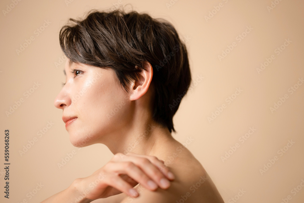 メインビジュアルにも!ブロンズの春夏に使いやすいそうな美容イメージ メインビジュアルにも!ブロンズの春夏に使いやすいそうな美容イメージ