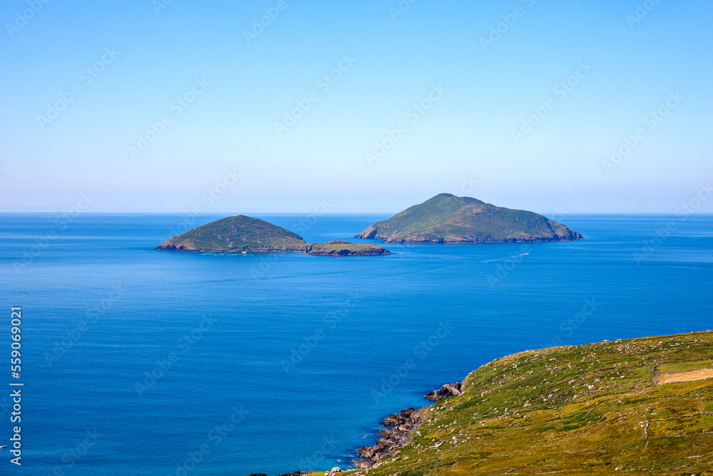 Obraz premium Landscape of beach, hills and atlantic ocean of beautiful Ring of Kerry, Ireland. Travel destination for many tourists