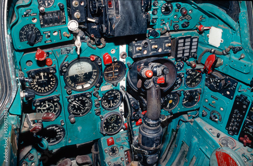 Eingescanntes Diapositiv einer historischen Farbaufnahme der Bedienelemente und Anzeigeinstrumente eines Cockpits einer sowjetischen MIG 21, einem Kampfjet der nordvietnamesischen Armee photo