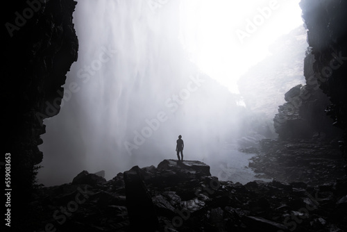 Foto Amazing giant waterfall man and woman silhouette cavern chapada diamantinha