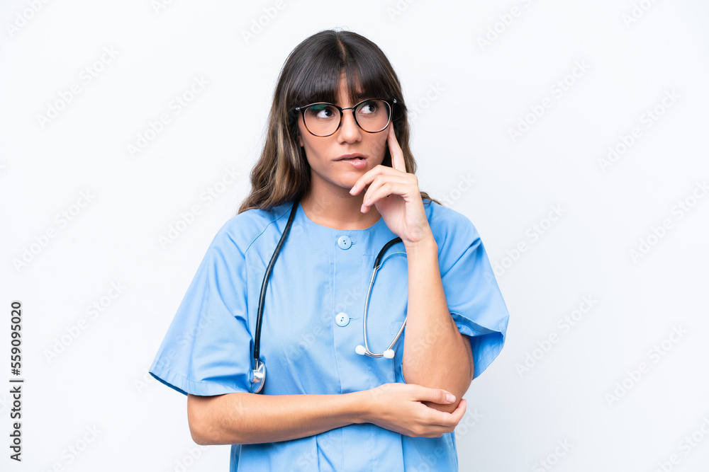 Young caucasian nurse woman isolated on white background having doubts and thinking