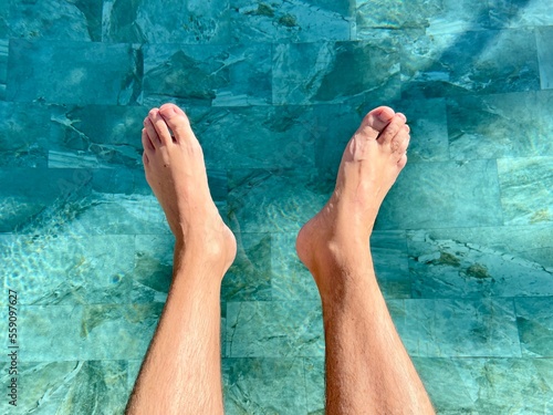 les pieds dans l'eau