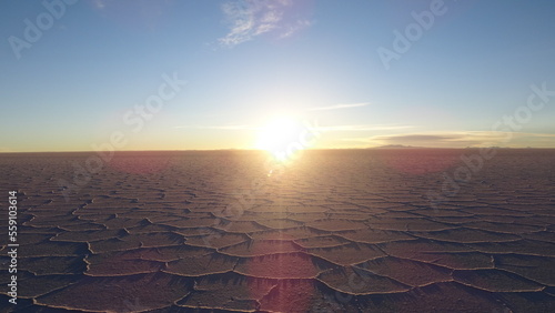 Formação Salar Uyuni salt uyuni cracked earth in the desert Sol nascendo photo