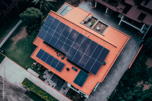 Drohnenaufnahme von Solarpanele für erneuerbarer Energie auf dem Dach.