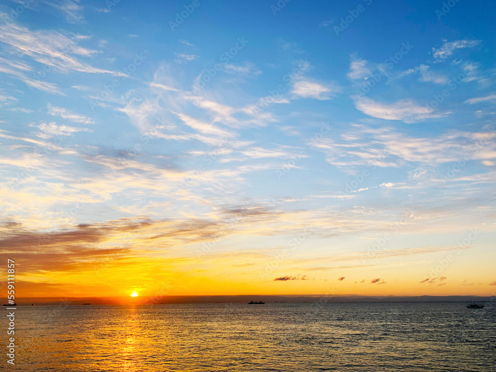 海の地平線に沈む夕日　