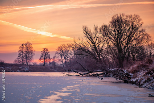 Fototapeta Naklejka Na Ścianę i Meble -  Dzika rzeka o świcie, krajobraz zimowy