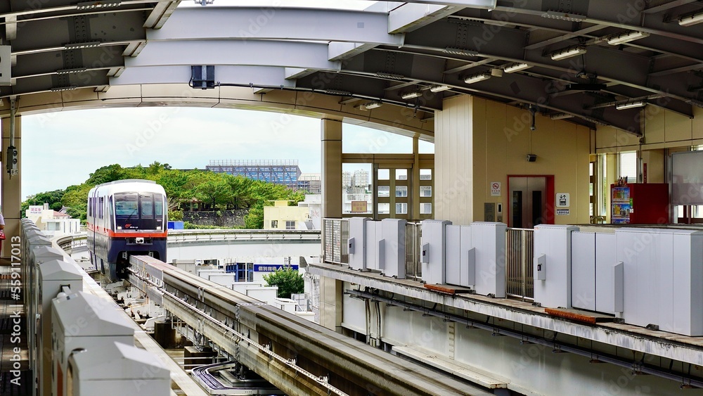 Fototapeta premium 首里駅に到着する沖縄都市モノレールゆいレール