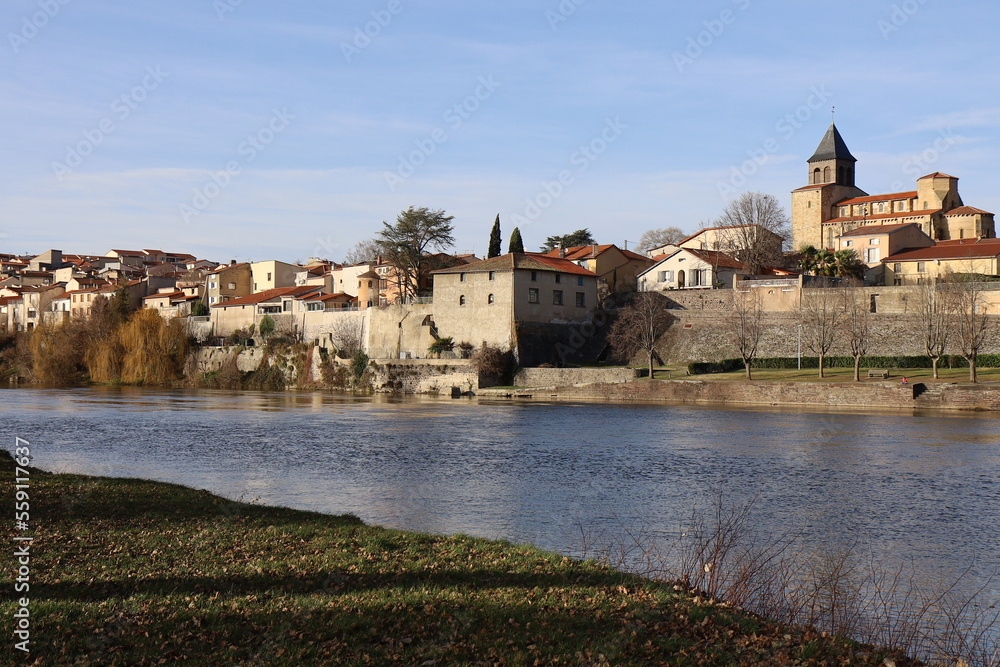 Vue d'ensemble du village le long de la rivière l'Allier, village de Pont du Château, département du Puy de Dome, France