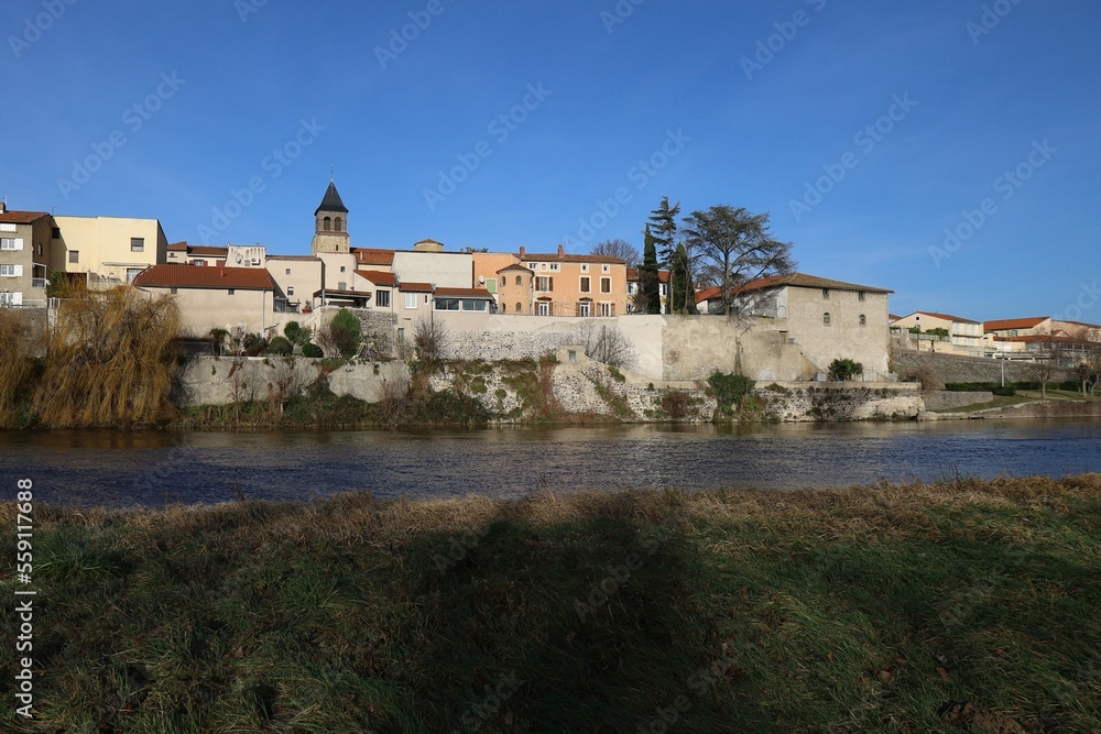 Vue d'ensemble du village le long de la rivière l'Allier, village de Pont du Château, département du Puy de Dome, France