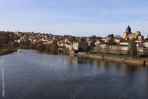 Vue d'ensemble du village le long de la rivière l'Allier, village de Pont du Château, département du Puy de Dome, France © ERIC