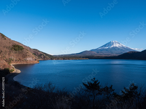 冬の本栖湖からの富士山 12月の夕景