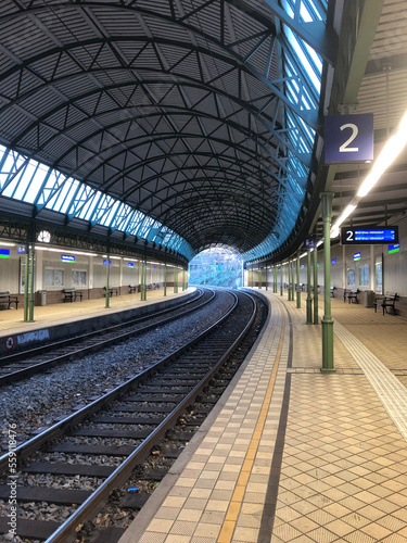Fotografia Railway station without people rails in the tunnel in Vienna