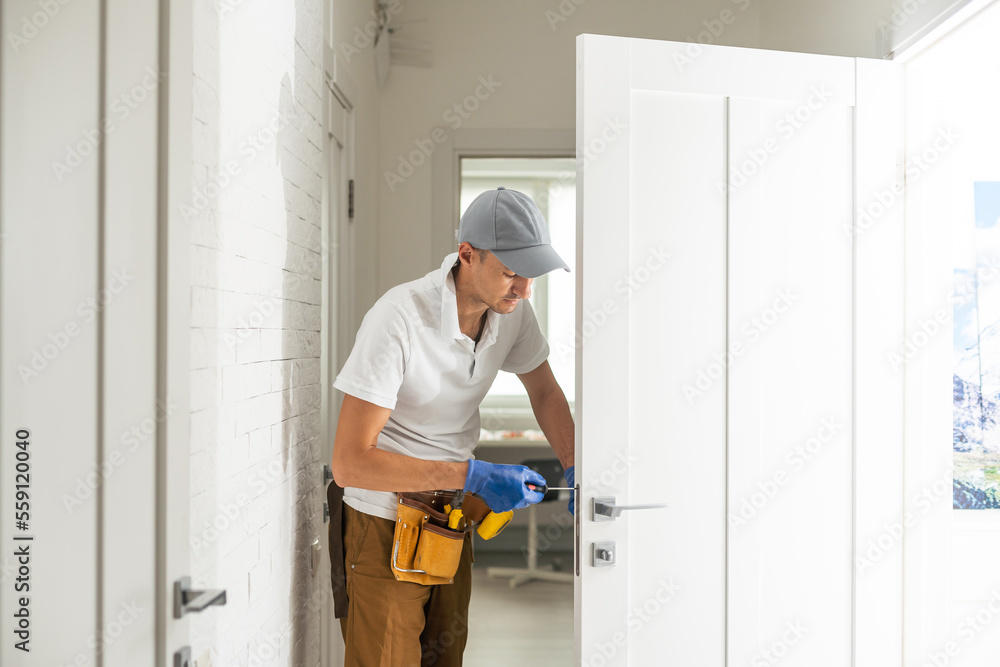 Installation of door hinges, installation of interior doors, master's carpentry. Installation of door hinges, installation of interior doors, master's carpentry.