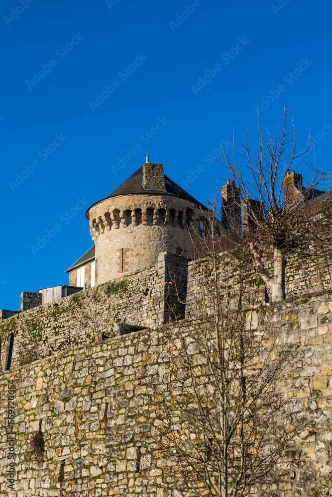Anciennes fortifications de la cité médiévale de Domfront, en Normandie