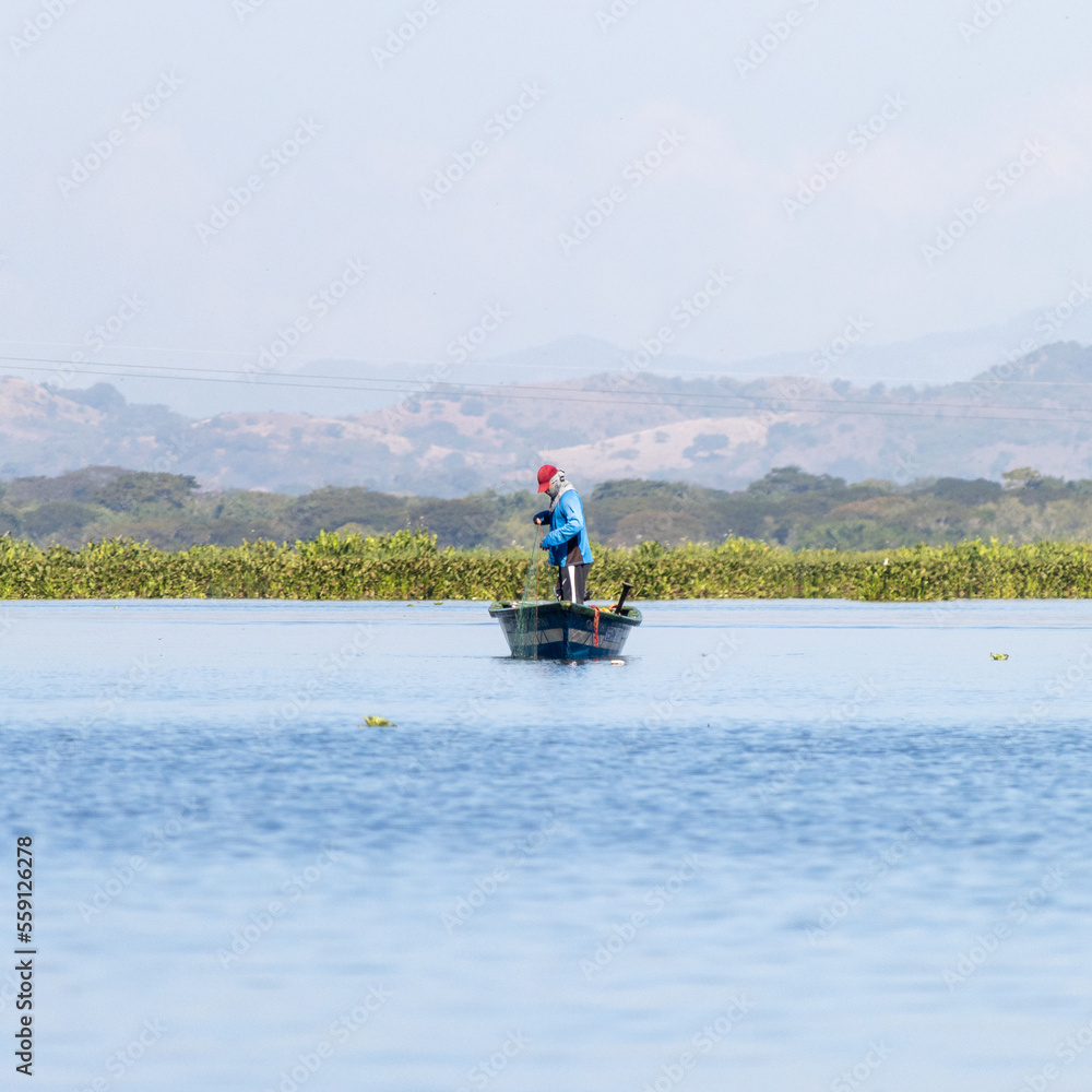 Obraz premium Fisherman in the Olomega lagoon in San Miguel, El Salvador