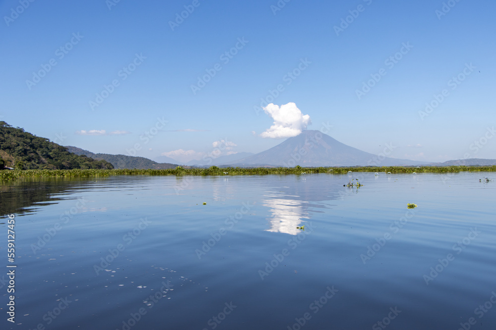 Obraz premium Chaparrastique volcano seen from Laguna Olomega in San Miguel, El Salvador
