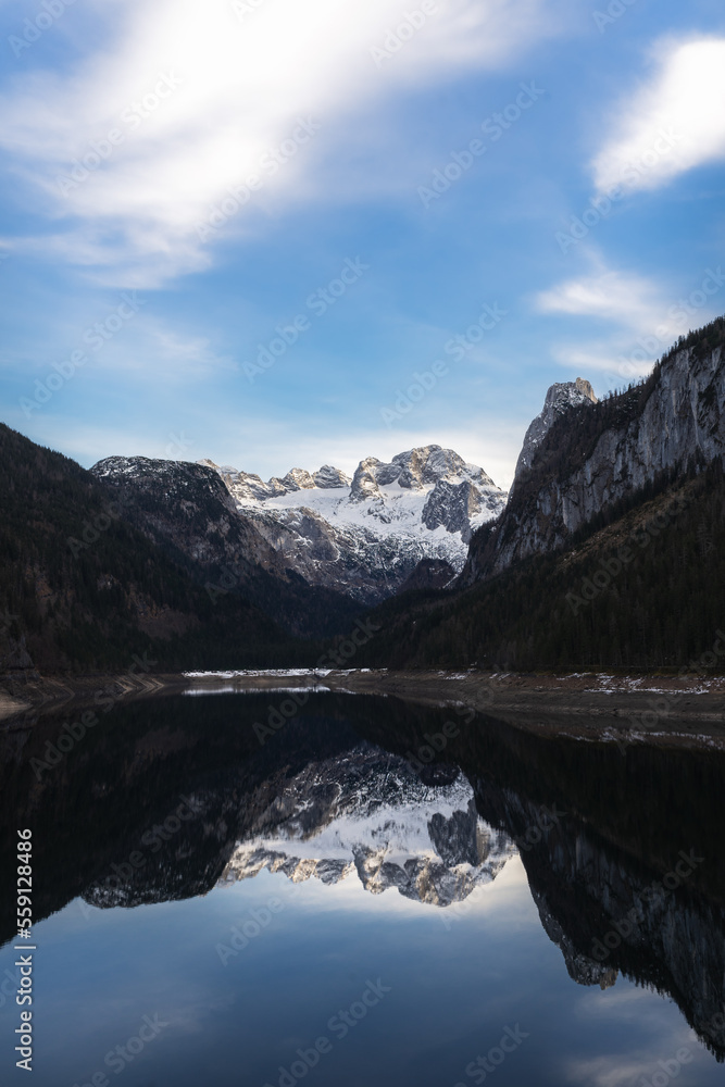 Fototapeta premium Spiegelung der Gebirgskette im vorderen Gosausee in Oberösterreich