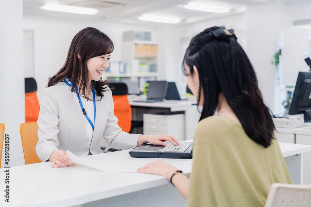 Fototapeta premium 窓口で対応をする女性