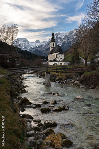 St. Sebastian Kirche in Ramsau Berchtesgadener Land in der Abenddämmerung