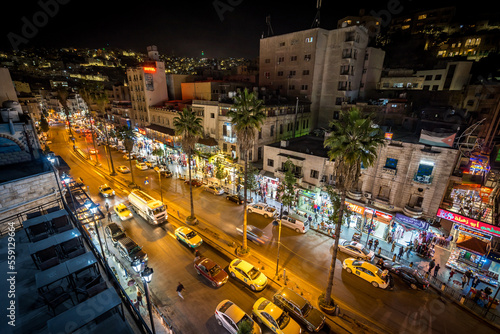 Fotografía Rooftop city view at night in Amman, Jordan
