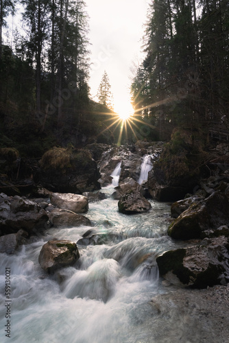 Fluss im Zauberwald nahe dem Hintersee in Ramsau Berchtesgaden mit Sonnenstern