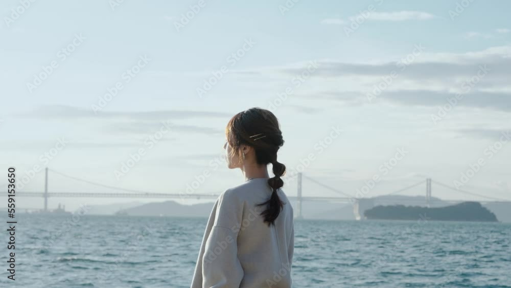 夕暮れの海にいる女性