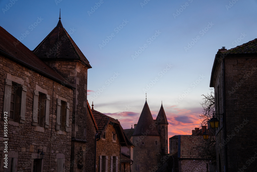 Couché de soleil à Chateauneuf en Auxois Bourgogne plus beaux villages de France