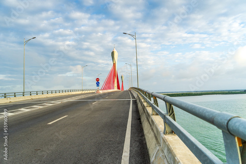 The scenery of the estuary with the bridge crossing is very beautiful, the sky is clear and the small boats are ready to go fishing