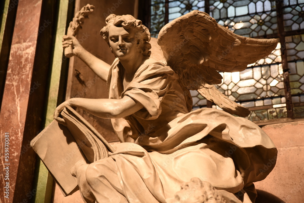 Ange de marbre de l'église Saint-Paul et Louis à Paris. France