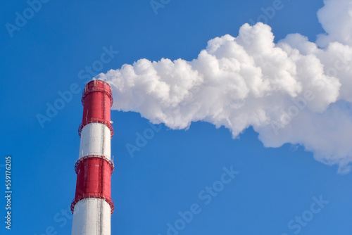 Strong emissions into a clear atmosphere from the city CHP chimney in winter