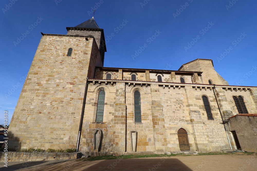 L'église Sainte Martine, vue de l'extérieur, village de Pont du Château, département du Puy de Dome, France L'église Sainte Martine, vue de l'extérieur, village de Pont du Château, département du Puy de Dome, France