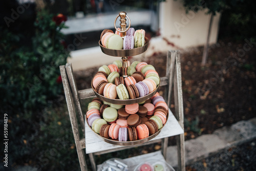 Etagere mit Makronen bei Hochzeit photo