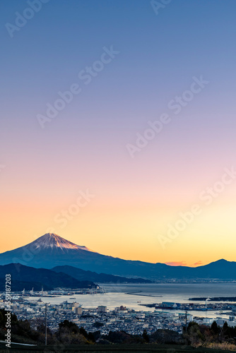 夜明けの日本平から静岡市と清水港越しの駿河湾と富士山