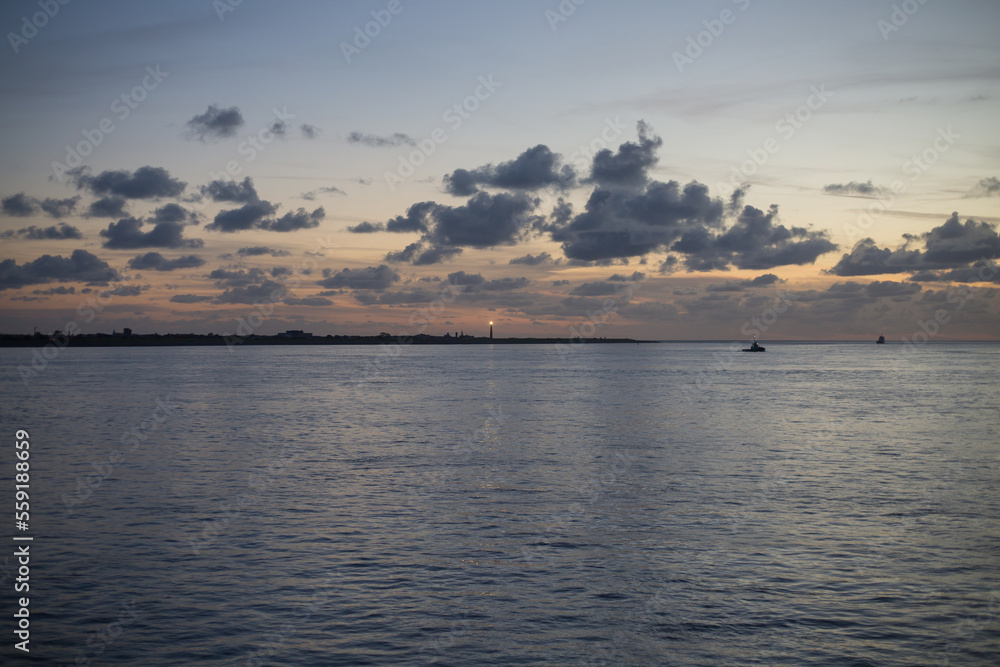 stadt, wasser, silhouetten, panorama, meer, himmel, architektur, boot, ortsbild, städtisch, hafen, anblick, anreisen, fremdenverkehr, cruise, nacht, Den Helder, Fährhafen, abendrot, wolken, landschaft