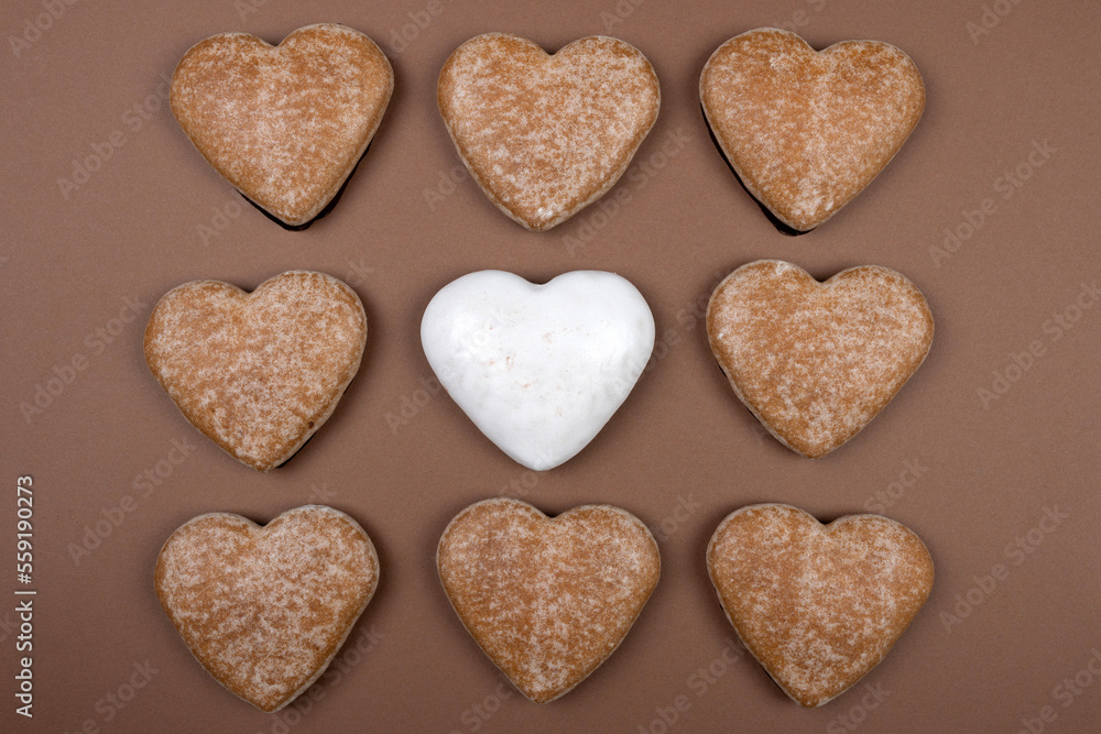Obraz premium Gingerbread with cinnamon. Heart. View from above. Brown background.