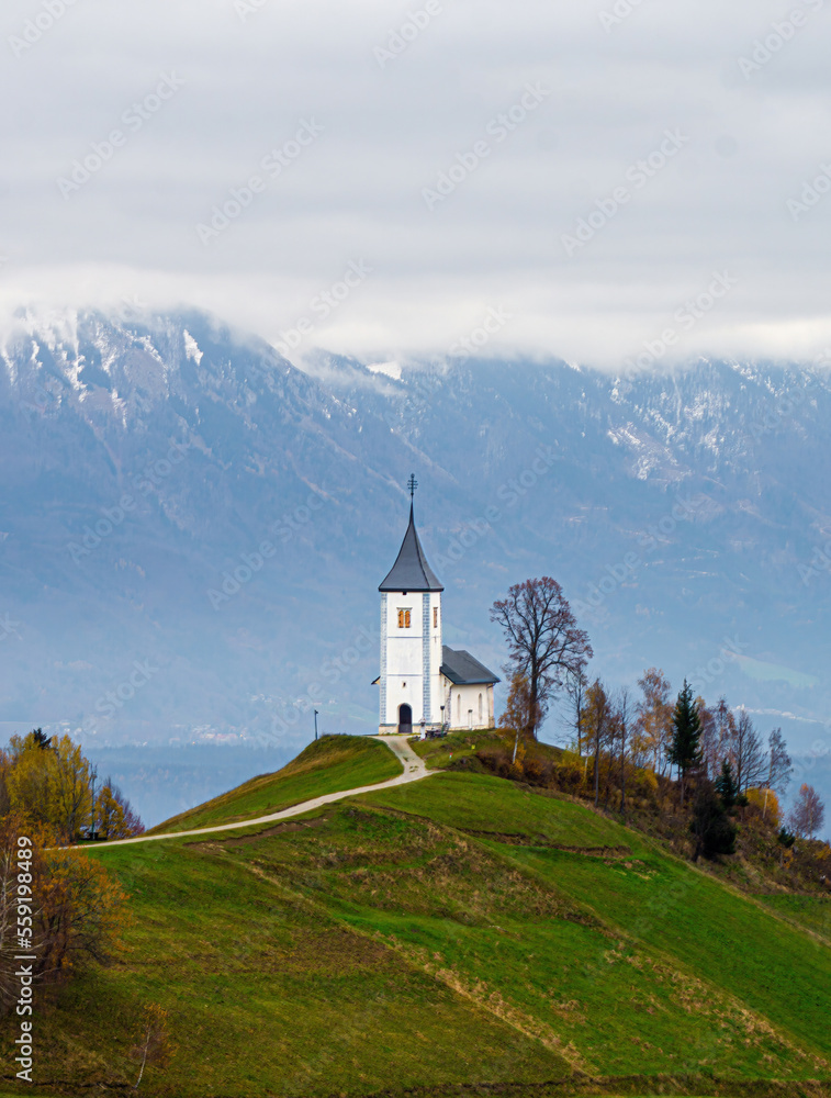 Alpy i kościół 