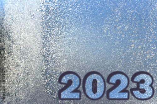 On the frozen glass, there are volumetric figures 