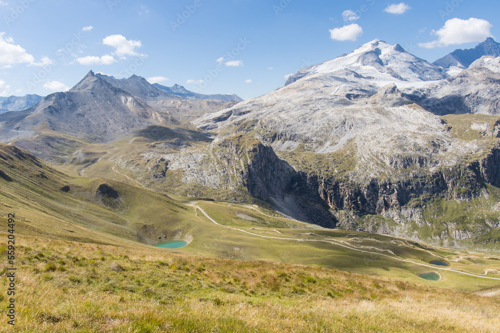 panorama sur le glacier de la Grande Motte dans le massif de la Vanoise à Tignes en Savoie en été
