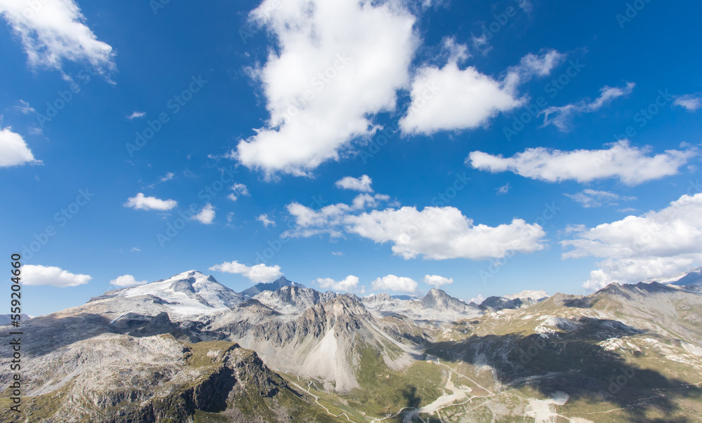 paysage du massif de la Vanoise en Haute Tarentaise sur les hauteurs de Tignes en été