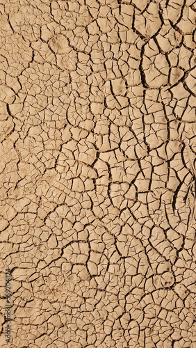 Texture formed by mud, clay, or clay from the ground rececade by the sun, forming cracking reminiscent of chocolate.