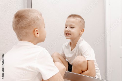 the child washes and shows his teeth