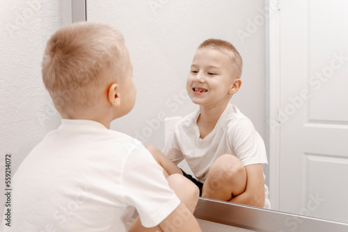 the child washes and shows his teeth