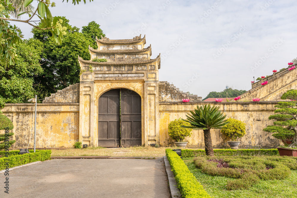 Obraz premium In Hanoi, Vietnam, beautiful yellow palace building at the historical Imperial Citadel of Thang Long.