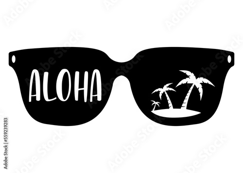 Logo destino de vacaciones. Silueta aislada de gafas de sol con palabra hawaiana Aloha en texto manuscrito y la palma en espacio negativo photo