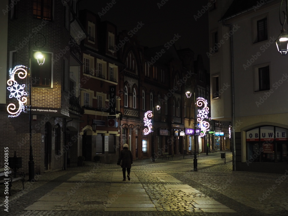 Fototapeta premium Spacer wieczorową świąteczną porą