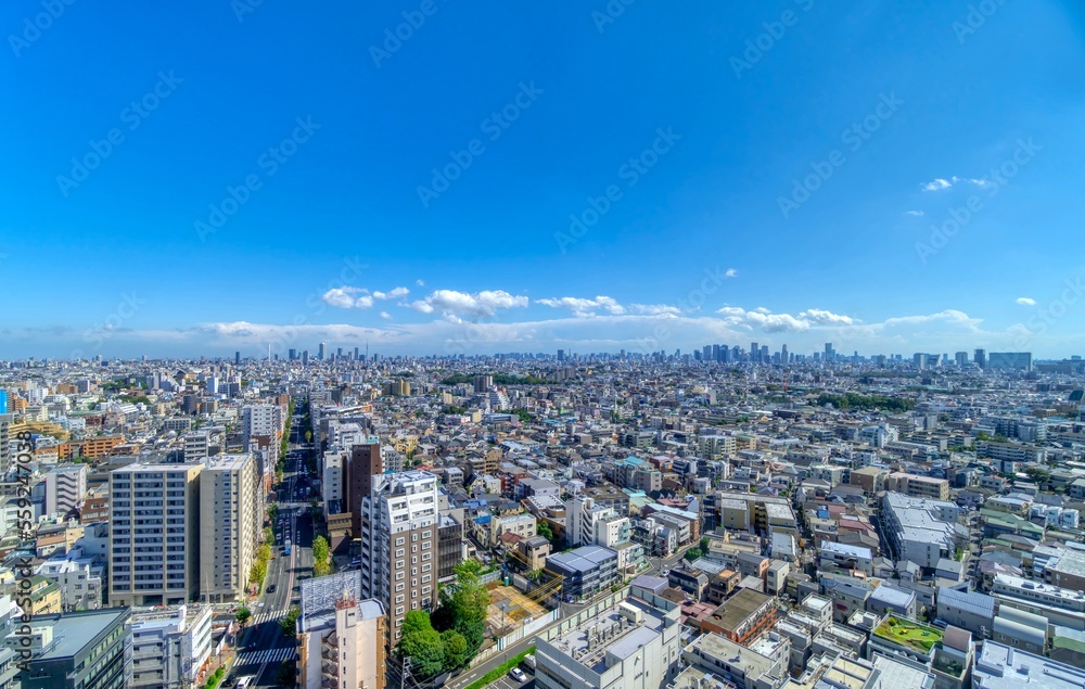 東京風景　ワイドで広がる住宅街から望む都心