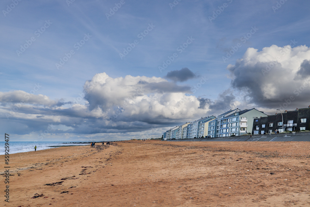 paysage panoramique plage océan mer avec beaucoup de nuages blancs paysage panoramique plage océan mer avec beaucoup de nuages blancs