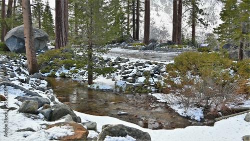 Nieve a la orilla del camino