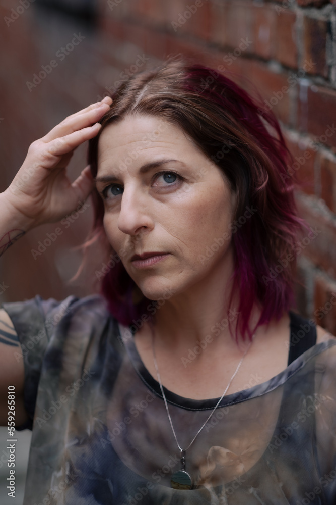 Obraz premium J (she/her/they) expresses herself.