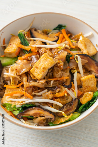 stir-fried noodles with tofu and vegetables